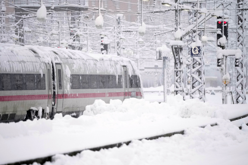 Las nevadas provocaron el colapso del transporte en Baviera: el aeropuerto y el ferrocarril no funcionan (foto)