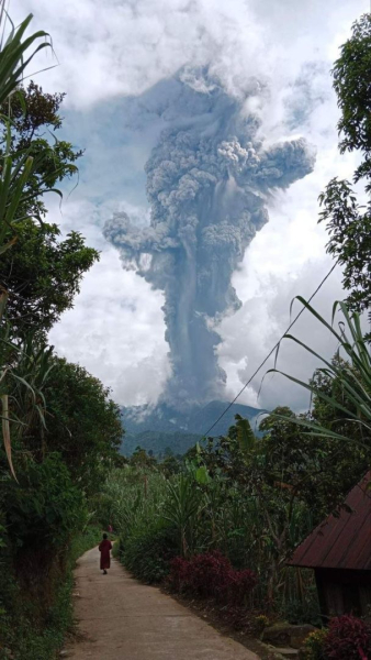 Una columna de ceniza alcanzó una altura de 3 kilómetros: comenzó una erupción volcánica en Indonesia (foto)