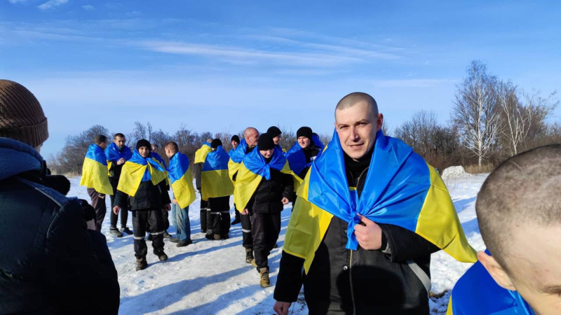 Defensores de Azovstal y Zmeinoye: 207 soldados ucranianos regresaron del cautiverio ruso