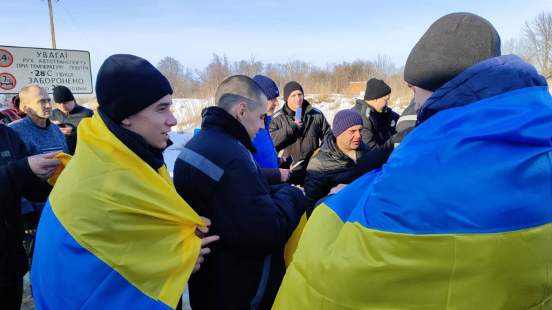 Defensores de Azovstal y Zmeinoye: 207 ucranianos regresaron del cautiverio ruso militar