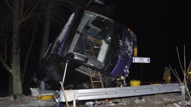  En Polonia, un autobús con ucranianos se salió de la carretera y se estrelló contra un árbol; hubo heridos