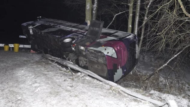 En Polonia, un autobús con ucranianos se salió de la carretera y se estrelló contra un árbol; hay heridos