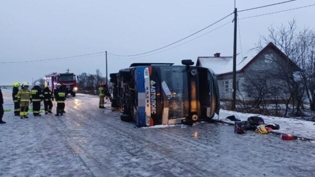 Un autobús que transportaba a 61 ucranianos volcado en Polonia