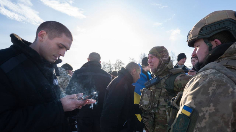 Defensores de Azovstal y Zmeiny: 207 soldados ucranianos regresaron del cautiverio ruso