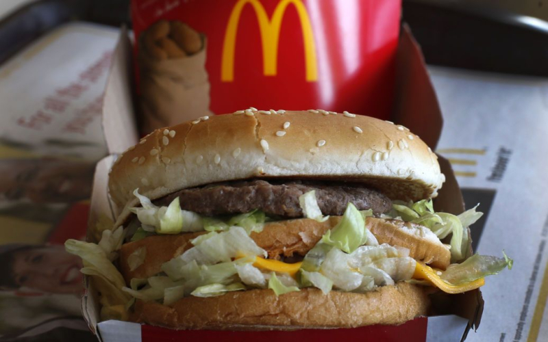 Índice Big Mac: ¿cuánto debería costar un dólar en Ucrania? /></p>
<p><strong>"Índice Big Mac" mostró que el tipo de cambio del dólar en Ucrania debería estar en el nivel de 19,33 UAH/dólar.</strong></p>
<p>Un dólar en Ucrania podría costar alrededor de 19,3 UAH según el llamado “índice Big Mac” .< /p> </p>
<p>The Economist escribe sobre esto.</p>
<p>Entonces, ahora un Big Mac en Ucrania cuesta 110 UAH. En el momento del cálculo, una Big Mac en Estados Unidos costaba 5,69 dólares. Es decir, el tipo de cambio según el llamado “índice Big Mac” debería estar en el nivel de 19,33 UAH/dólar.</p>
<p>“El tipo de cambio estimado es 19,33. La diferencia entre este y el tipo de cambio real (37,44) habla de la subvaluación de la grivna ucraniana frente al dólar en un 48,4%.</p>
<p>El Big Mac cuesta un 48,4% más barato en Ucrania (USD 2,94) que en los EE.UU. (USD 5,69) al precio de mercado. Teniendo en cuenta la diferencia en el PIB por persona, un Big Mac debería costar un 20,8% menos. Esto significa que la hryvnia está infravalorada un 34,8%”, dice el informe.</p>
<p><img decoding=