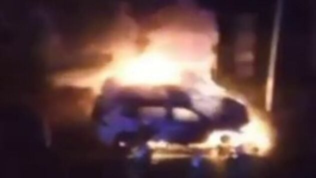 Dos coches se incendiaron en Kiev tras las explosiones