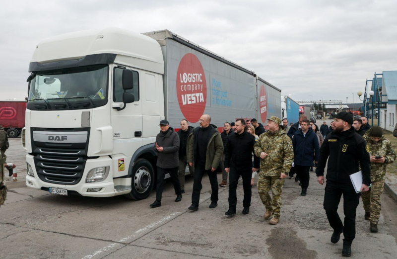 Ucrania no vende cereales al mercado polaco: Shmygal en la frontera