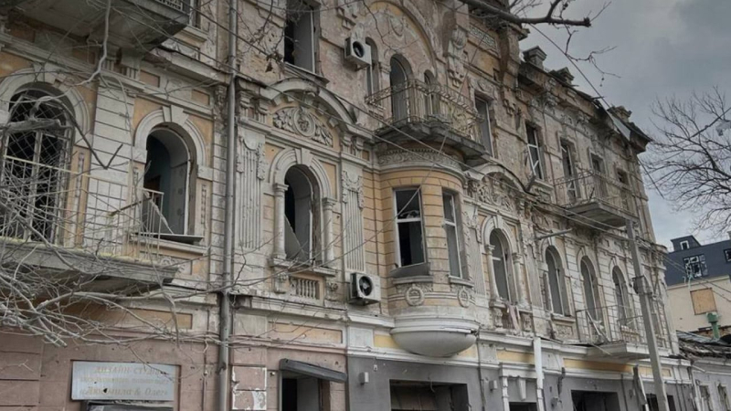 La aviación rusa atacó Kherson: las casas en el centro de la ciudad resultaron dañadas, hubo una víctima