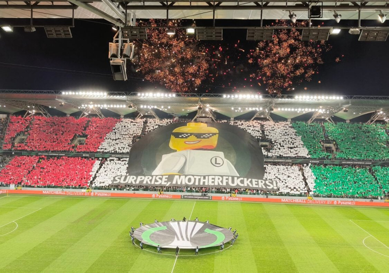 Ultras Legia trolleó a la UEFA con una pancarta en el partido de LK después del cierre de las gradas