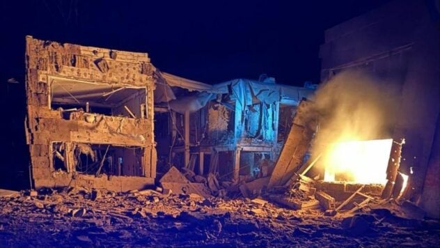 Bombardeo de Selidovo el 8 de febrero: hay un vigilante bajo los escombros de una institución educativa
