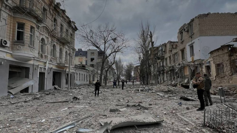La aviación rusa atacó Kherson: casas en el centro de la ciudad resultaron dañadas, hubo una víctima 