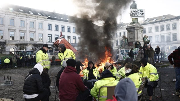 Protesta de agricultores en Bruselas durante la cumbre del Consejo Europeo: la policía utilizó cañones de agua