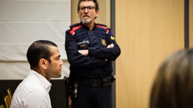 El ex astro del Barcelona Alves lleva un año detenido: en el tribunal rompió a llorar y negó violación