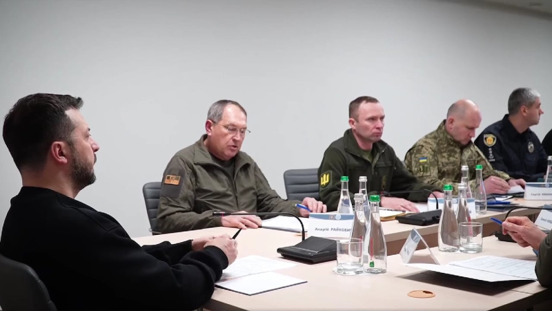 En Kropyvnytskyi, Zelensky sostuvo una reunión: se prestó atención a la defensa aérea, la guerra electrónica y los desplazados internos