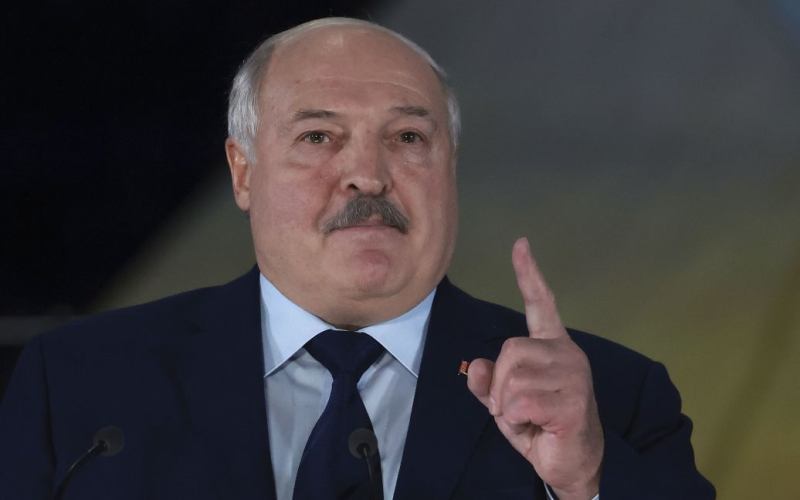 &quot “Cruzaron la frontera en pantanos”: Lukashenko anunció la detención del GRD ucraniano” /></p>
<p><strong>El dictador habló de los “éxitos” de operación antiterrorista.</strong></p>
<p>Durante la operación antiterrorista en el oeste de <strong>Bielorrusia</strong> fueron detenidos saboteadores.</p>
<p>El Presidente de la República Así lo anunció Alexandr Lukashenko, informa BelTA.</p>
<p>“Hoy mismo fueron detenidos varios saboteadores en la frontera con Ucrania. Con la ayuda de drones, algunos ciudadanos ucranianos, a través de pantanos, se arrastraron hasta nuestra frontera, transfiriendo explosivos a cometer sabotajes, principalmente sabotajes en el territorio de Rusia y Bielorrusia”, dijo.</p>
<p>Según él, todos los saboteadores fueron detenidos. Y entre ellos se encuentran los bielorrusos.</p>
<p>Lukashenko también se quejó de que se producen 2 o 3 “sabotajes” de este tipo por semana.</p>
<p>Recordemos que <strong>Bielorrusia</strong> ha introducido un mecanismo de contraataque. operaciones del régimen terrorista cerca de la frontera con Ucrania, concretamente en la región de Lelchitsy. Sin embargo, ahora el Servicio Estatal de Fronteras de Ucrania no registra acciones activas en el país vecino.</p>
<h4>Temas similares:</h4>
<p>Más noticias</p>
<!-- AddThis Advanced Settings above via filter on the_content --><!-- AddThis Advanced Settings below via filter on the_content --><!-- AddThis Advanced Settings generic via filter on the_content --><!-- AddThis Related Posts below via filter on the_content --><div class=