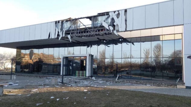 Los ocupantes reclaman vehículos aéreos no tripulados míticos: la sede de Rusia Unida fue volada en Novaya Kakhovka