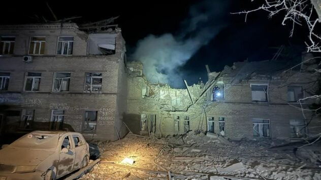 Dos bombardeos en Selidovo: una casa y un hospital fueron destruidos, había niños entre los heridos 