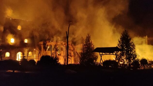 Bombardeo de Koropovo cerca de Zmiev por drones Shahed 9 de febrero: hotel, restaurante y coches en llamas 