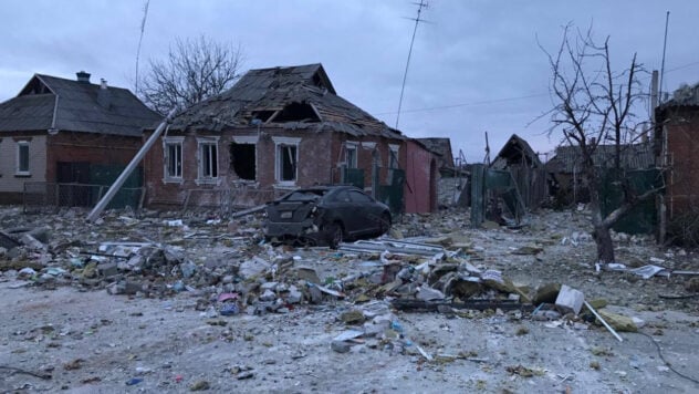 Rusia alcanzó una casa en Velikiy Burluk con misiles; hay personas bajo los escombros