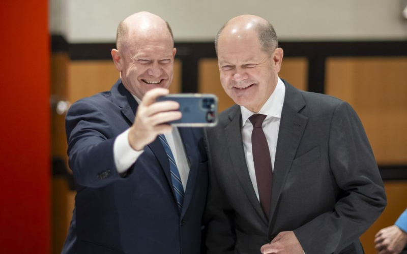 Encuentra las diferencias: Scholz publicó una foto con su doble del Senado de Estados Unidos