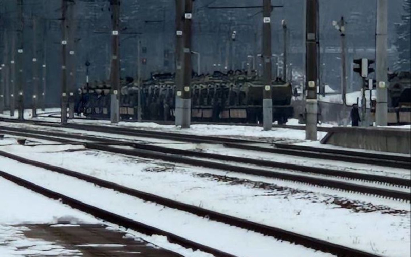 Grandes columnas de material militar de la Federación Rusa llegaron a Bielorrusia - foto