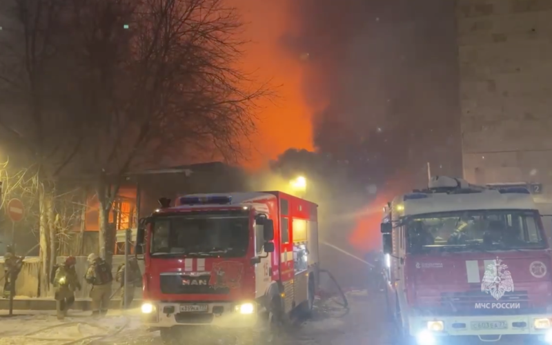 B Moscú: un incendio a gran escala en el territorio de la Sala Izvestia (vídeo)