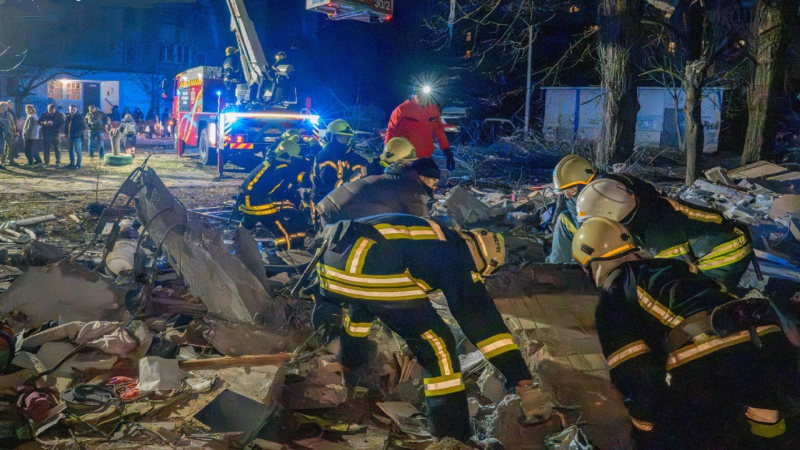 Un dron impactó un edificio alto en Odessa: ya hay nueve muertos, entre ellos dos niños