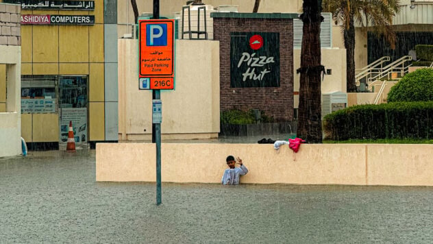 Una rareza en la región: Dubai se inundó debido a las fuertes lluvias y se cortó el tráfico