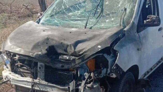 Los rusos arrojaron explosivos sobre un coche con sus esposas en la región de Kherson