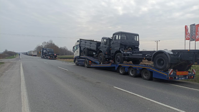 Bloquear la frontera con Polonia: lo que hacen los agricultores locales hizo con camiones para las Fuerzas Armadas de Ucrania