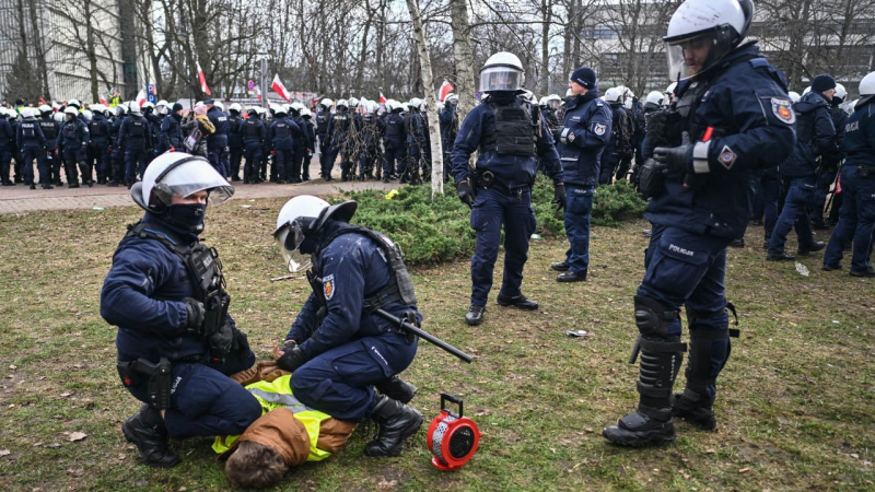 Gran protesta de agricultores en Polonia: la policía lanzó adoquines, hubo detenidos y heridos