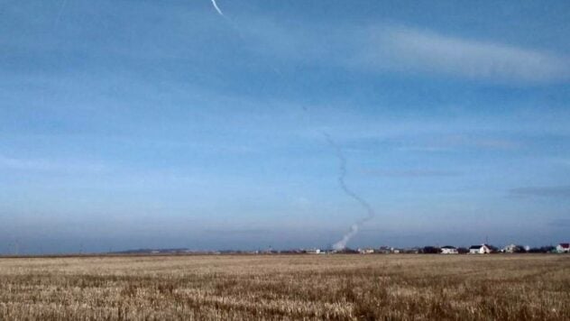 Explosión en Berdyansk el 12 de marzo: se puede ver una columna de humo en la zona de ​​el aeródromo