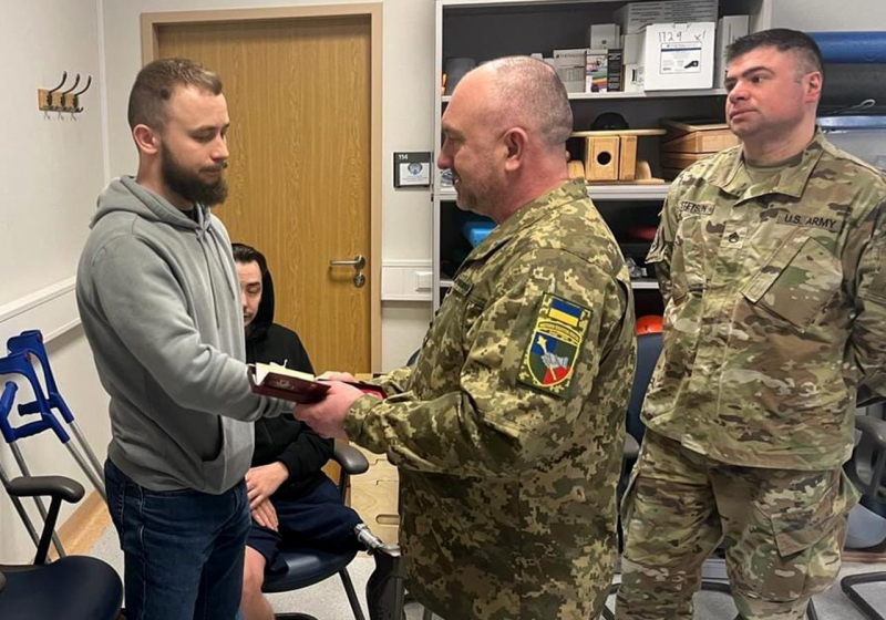 El comandante de las Fuerzas Terrestres Pavlyuk visitó a los soldados ucranianos heridos en Alemania