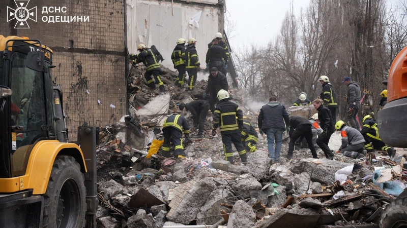 Un dron impactó contra un edificio alto en Odessa: ya hay nueve muertos, entre ellos dos niños