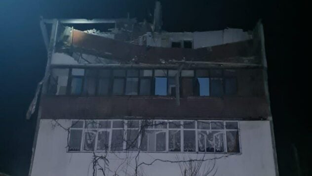 Ataque con bomba aérea en Mirnograd: los cuerpos de dos personas fueron sacados de debajo de los escombros de una casa