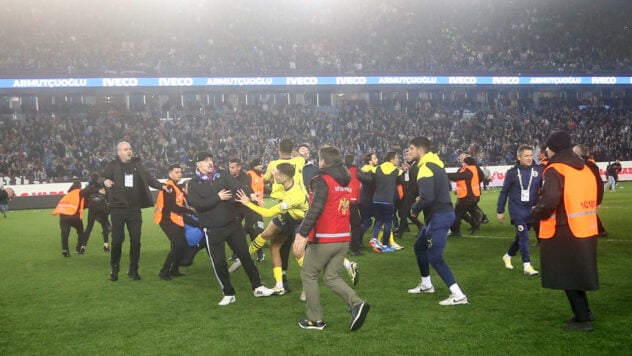 El futbolista saludó al aficionado con una patada circular: se produjo una pelea masiva en Turquía después del partido 