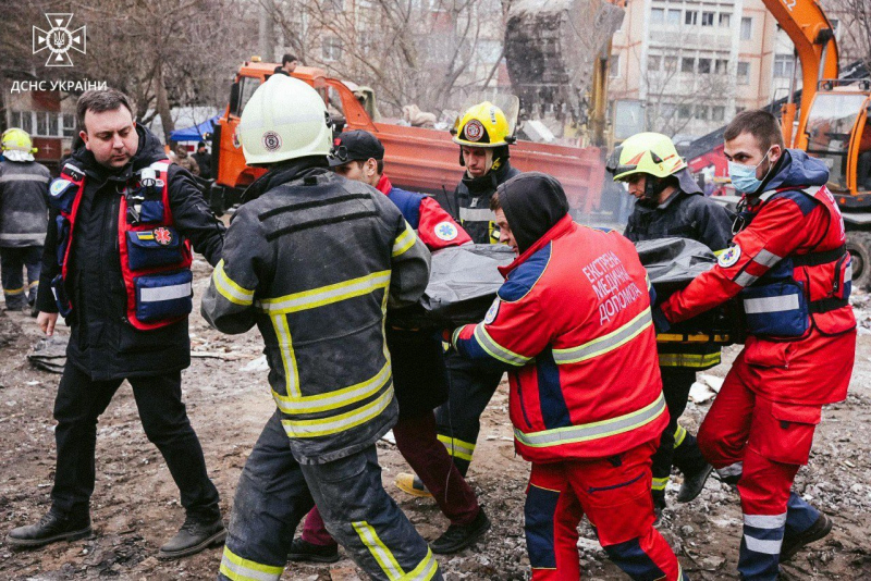 Un dron impactó contra un Edificio alto en Odessa: ya hay nueve muertos, entre ellos dos niños