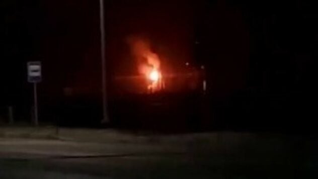 Una refinería de petróleo quemada en Slavyansk-on-Kuban; el Ministerio de Defensa ruso afirma que 17 fueron derribadas drones