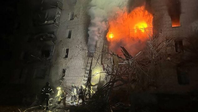 La Federación Rusa arrojó una bomba aérea sobre un edificio de 5 pisos en Kupyansk, en la región de Kharkov : se quemaban apartamentos