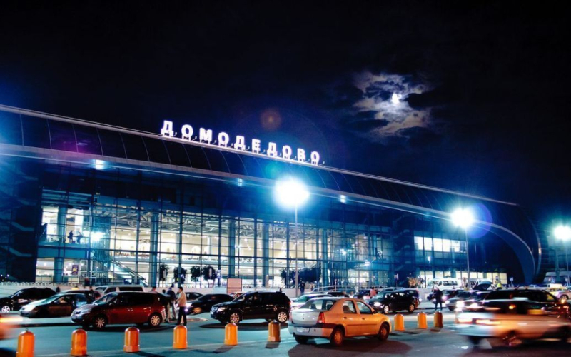 Drones atacaron el aeropuerto de Domodedovo en Moscú: aparecieron vídeos de explosiones e incendios