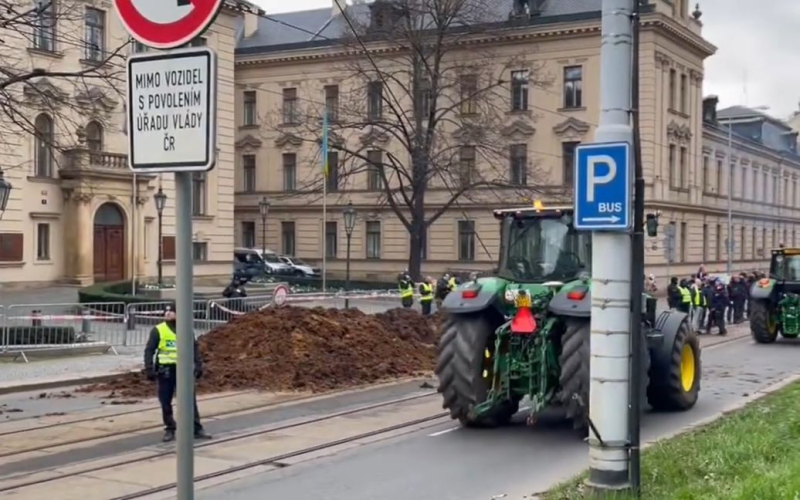 Los agricultores checos amontonaron montones de estiércol frente al edificio del gobierno en Praga: foto