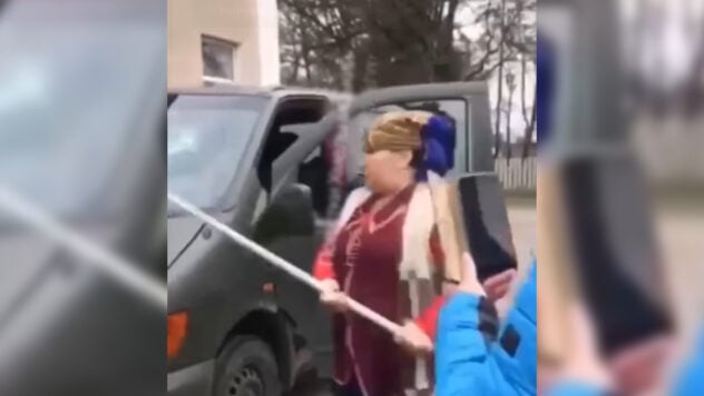 Uno rompió una ventana con un palo: en la región de Khmelnytskyi unas mujeres atacaron el coche de un centro comercial