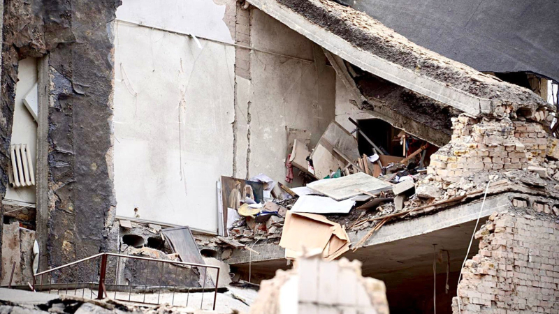 Ataque en Kiev: restos de misiles rusos destruyeron parte de la Academia de Artes Decorativas y Aplicadas