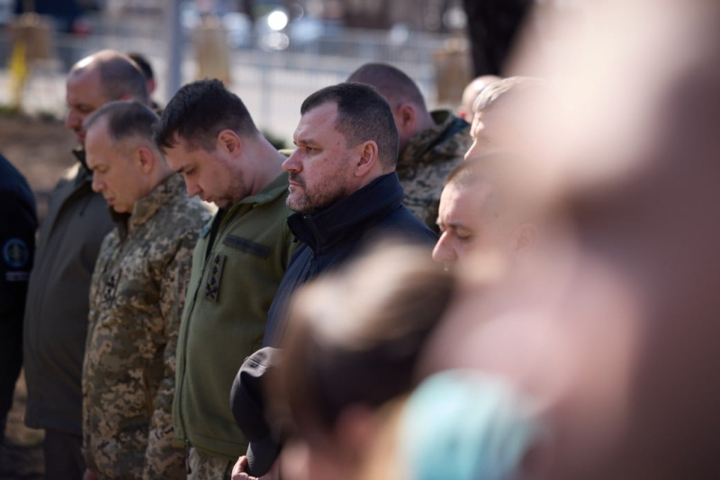 Zelensky honró la memoria de los soldados que murieron en la batalla por Moshchun: entonces se determinó el destino de Ucrania