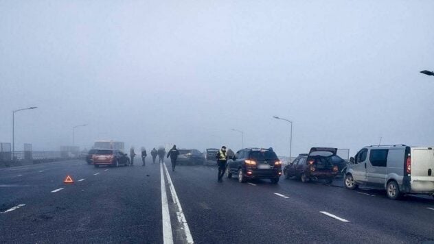 Accidente a gran escala en el puente Sknilovsky en Lviv: 25 coches chocaron