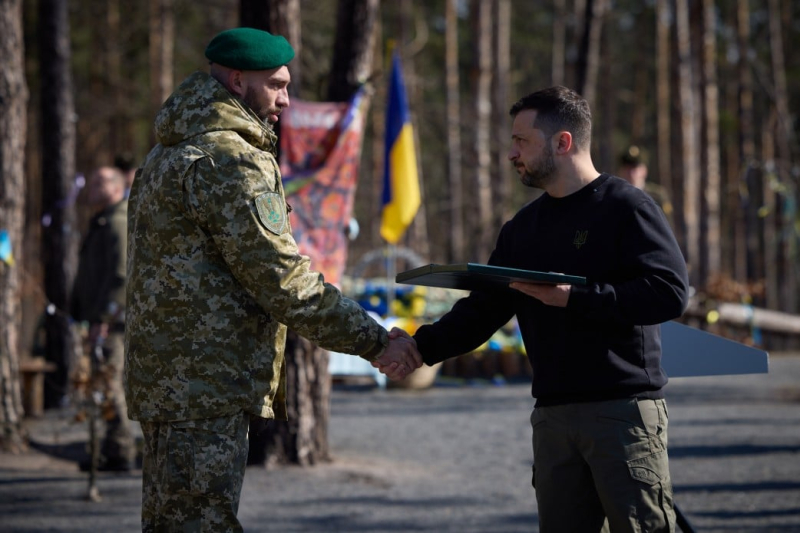 Zelensky honró la memoria de los soldados que murieron en la batalla por Moshchun: entonces se determinó el destino de Ucrania