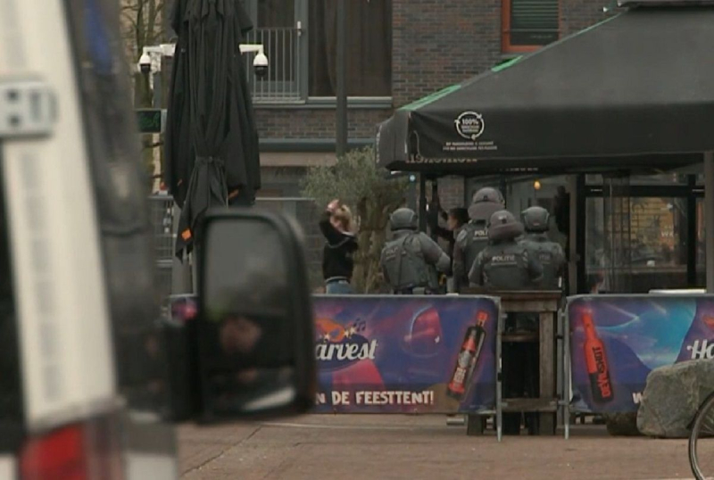 La policía holandesa pudo para liberar a tres rehenes que fueron tomados por un desconocido en un café