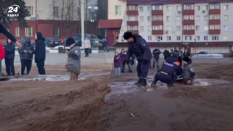 Trampa pantanosa en el centro de la ciudad: en la región de Moscú, los escolares fueron absorbidos por el barro - vídeo