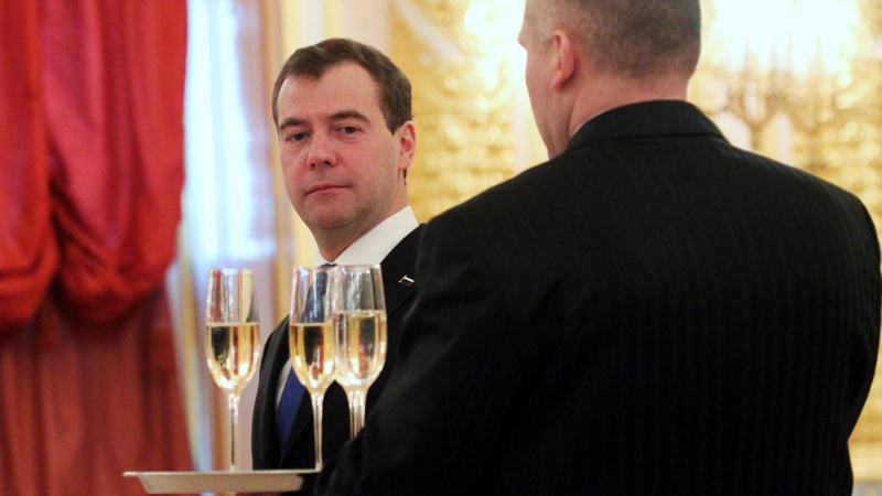 Elecciones En Rusia 2024: ¿por qué es un espectáculo para el mundo y quién está creando la ilusión de “competencia” para Putin?<em>Dmitry Medvedev/Foto: Getty Images</em></p>
<p>Durante el mandato de Medvedev en Rusia, “los primeros rayos de la democracia comenzaron a abrirse paso”. La gente no tenía miedo de expresar sus opiniones y, a menudo, se reunían para protestar. Sin embargo, Putin no estaba satisfecho con este comportamiento de la población, por lo que, una vez más como presidente, comenzó a reprimir los movimientos de oposición y a eliminar a los opositores que representaban una amenaza real para su carrera.</p>
<p>En abril de 2021, Vladimir Putin enmendó la Constitución de la Federación Rusa, restableciendo sus propios mandatos presidenciales, lo que le permite postularse para presidente hasta finales de 2036.</p>
<blockquote>
<p>– Como bromean en Rusia y #8212; Éstas son las elecciones por el resto de la vida de Putin. Mientras sea física y psicológicamente capaz de gobernar Rusia, enfatizó el experto.</p>
</blockquote>
<h2 style=