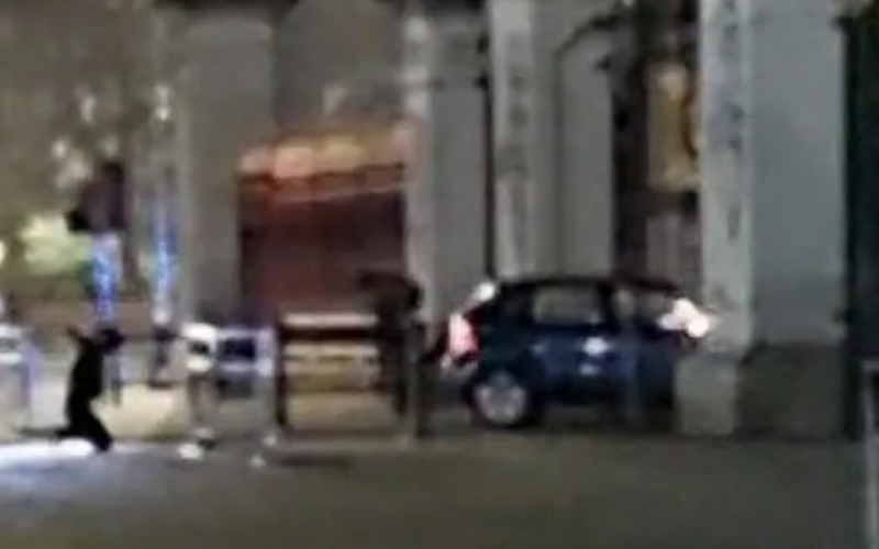 Hombre en un coche embistió las puertas del Palacio de Buckingham - detalles